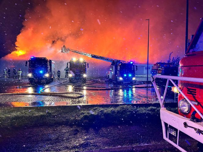 Tyle zostało z Biedronki na Dolnym Śląsku po nocnym pożarze. Dach zawalił się do środka sklepu