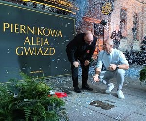 Mirosław Ziętarski z Katarzynką w Piernikowej Alei Gwiazd