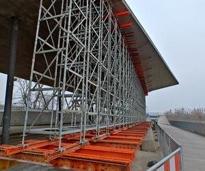 Tak wygląda uszkodzony dach nad przystankiem tramwajowym we Wrocławiu. Miasto zabezpiecza go ogromnymi podporami 