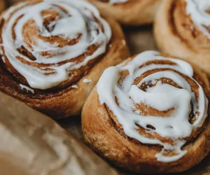 Drożdżówki z serem na śniadanie. Jak zrobić domowe drożdżówki z serowym nadzieniem?