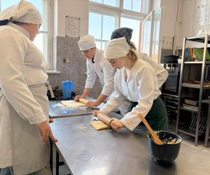 Uczniowie grudziądzkiego Gastronomika przygotowali rogale na Św. Marcina