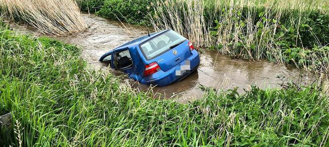 Wypadek w powiecie strzelińskim: Volkswagen wypadł z drogi i wpadł do rzeki