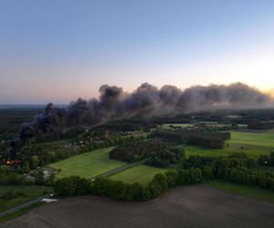 Kłęby czarnego dymu nad okolicą