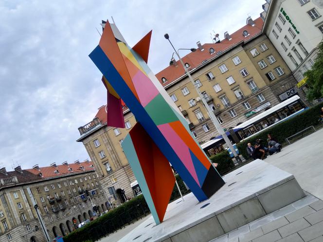 Rzeźba Arlekina stanęła na skwerze Wojciecha Młynarskiego we Wrocławiu. Autorem jest Włoch Alessandro Mendini