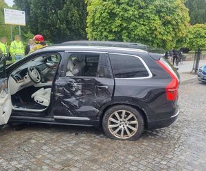 Pijacki rajd na ratusz! Kierowca demolował wszystko, co napotkał na drodze.