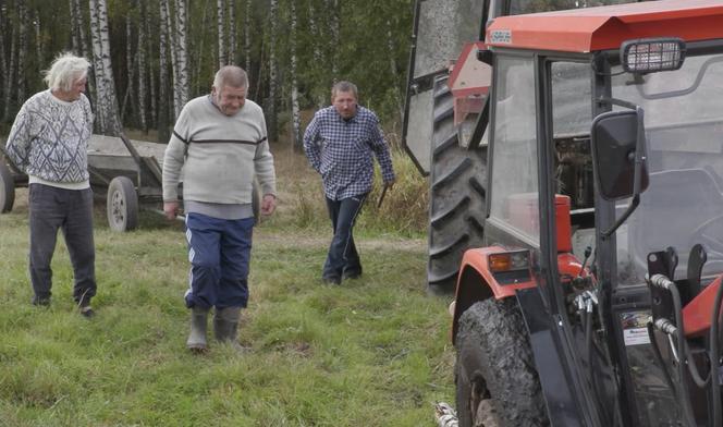 Rolnicy. Podlasie. Andrzej wyciąga traktor z błota