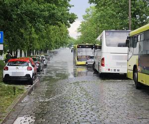 Nawałnica nad Gnieznem. Miasto zalały strumienie wody po ulewie i gradobiciu [ZDJĘCIA].