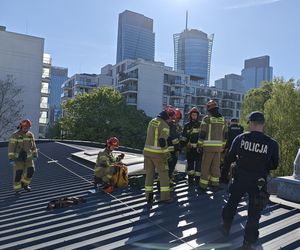 Dramatyczna akcja ratunkowa w Warszawie. Mężczyzna utknął w szybie wentylacyjnym