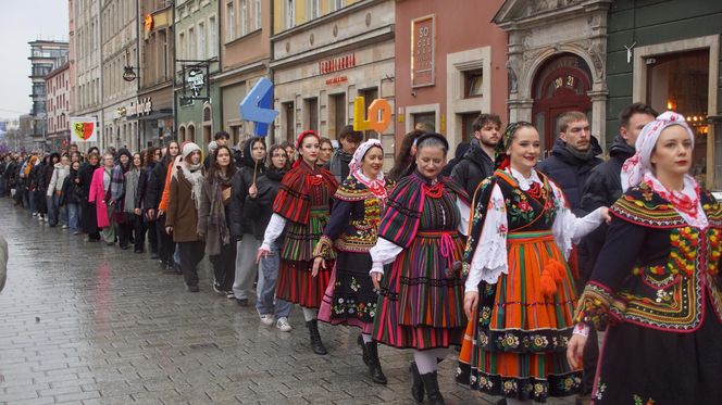 Polonez dla Fredry 2025 we Wrocławiu. Maturzyści zatańczyli na Rynku [ZDJĘCIA]