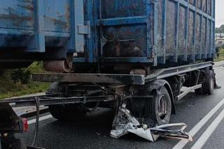 Czołowe zderzenie ciężarówek w Trzcinicy. Kierowca zasnął za kierownicą 