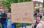 Trumny przed koszalińskim ratuszem. Mieszkańcy protestowali przeciwko zawieszeniu oddziału neurologii