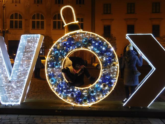 Świąteczny napis KRAKÓW na Placu Szczepańskim robi furorę