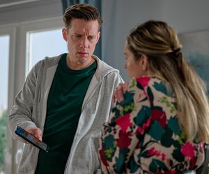 Na Wspólnej odc 4061. Darek Żbik (Michał Mikołajczak), Kasia (Julia Chatys)