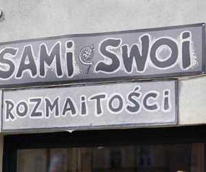 Cała na biało Maria Pakulnis szaleje z sierpem w Lubomierzu. Renata Dancewicz tym razem na spokojnie