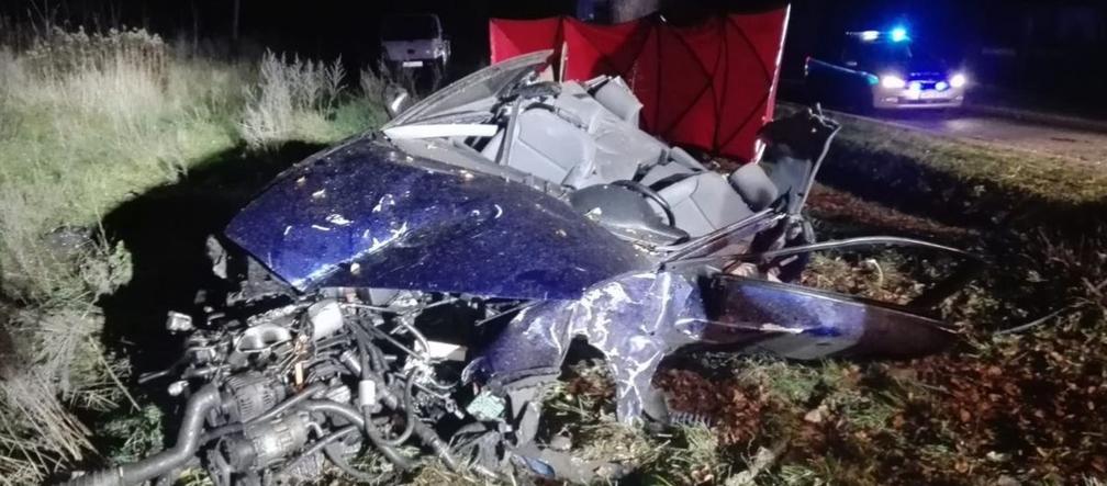 Audi roztrzaskane na drzewie, nie żyje dwóch 19-latków