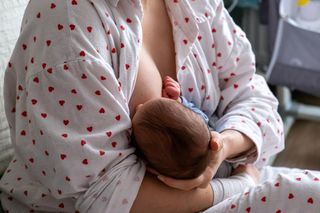 Nie lekceważ gdy podczas karmienia piersią poczujesz ból. To może być zatkany kanalik mleczny