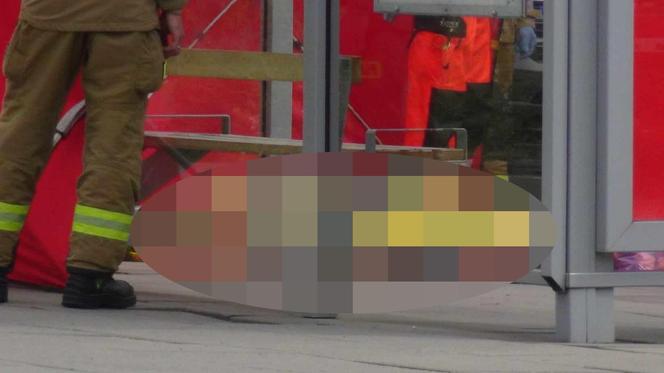 Horror na przystanku autobusowym w Warszawie. Upadł na ziemię i zmarł. Reanimacja nie przyniosła skutku