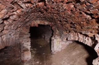 Tajemniczy tunel na Ursynowie. Badają zagadkę „grobów masońskich”