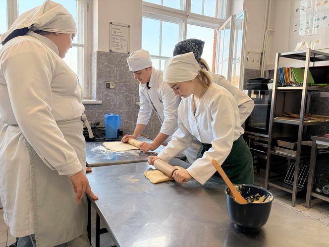 Uczniowie grudziądzkiego "Gastronomika" przygotowali rogale na Św. Marcina