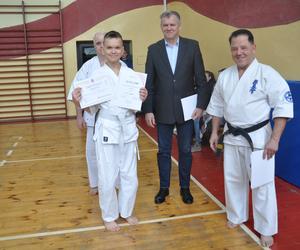 Akademia Karate w Skarżysku. Certyfikaty na wyższe stopnie dla wychowanków klubu