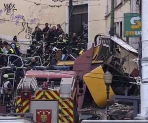 Katastrofa kolejki turystycznej! Wypadła z szyn i gruchnęła w budynek. Co najmniej 15 osób nie żyje!