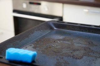 Tylko tak czyszczę brudną blachę z piekarnika. Ten tani trik sprawia, że lśni jak nowa