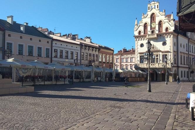 RZESZÓW. Sezon na parasolki na Rynku właśnie się kończy