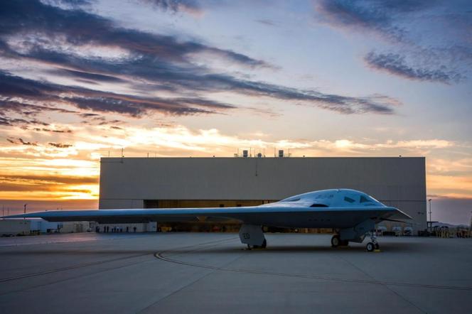 B-21 Raider przed hangarem w Palmdale