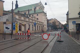 Kuriozum w centrum Krakowa. Tramwaje przepuszcza dróżnik