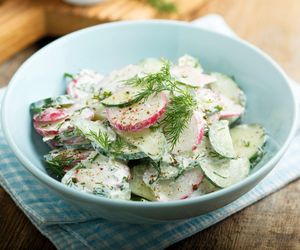 Ogórek, rzodkiewka i śmietana – klasyk w nowym wydaniu! Przepis na wyśmienitą mizerię