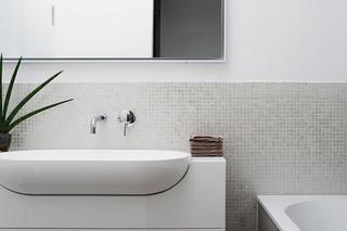 Mozaika i płytki wielkoformatowe w łazience