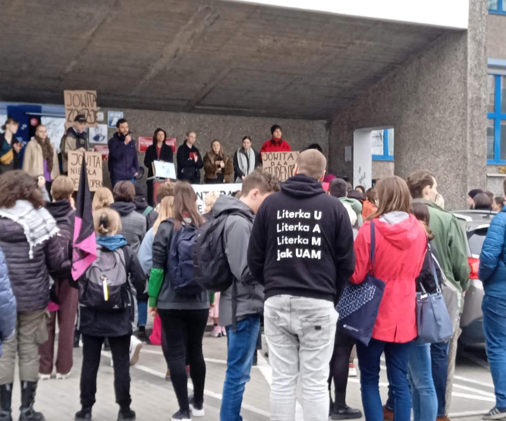 Protest studentów pod Domem Studenckim Jowita w Poznaniu
