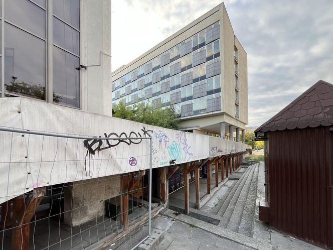 Taras między Hotelem Cracovia i Kinem Kijów. Czy nadaje się jeszcze do remontu?