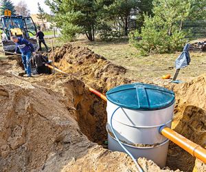 Działka bez kanalizacji? Musisz wybrać: szambo czy oczyszczalnia? Porównujemy