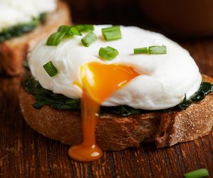 Jajka po benedyktyńsku: przepis na luksusowe śniadanie