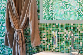 Zielona mozaika w łazience