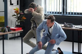 Barwy szczęścia, odcinek 3130: Modrzycki odda życie za szefa? Zasłoni Bondę przed strzałem w redakcji - ZDJĘCIA 