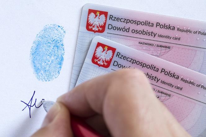 Odcisk palca na dowodach osobistych? Prezydent właśnie podpisał nowelizację!