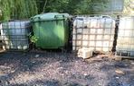 Składowisko niebezpiecznych odpadów w Legnicy. Beczki z wyciekającym olejem porzucone na podwórku