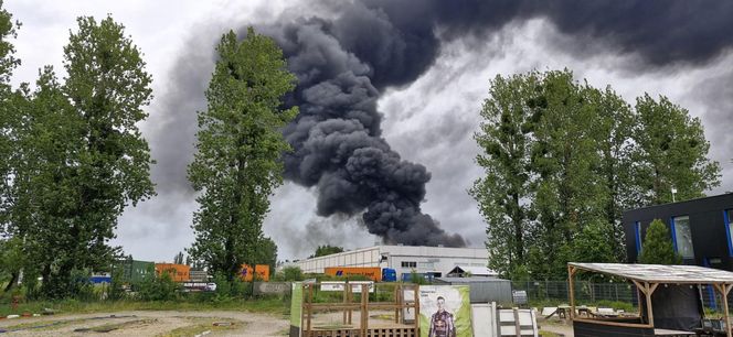 Pożar składowiska opon w Toruniu. Dym widoczny z daleka