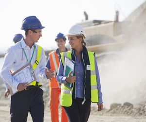 Ile zarabia inżynier budowy - sprawdź zarobki inżyniera w maju 2023. Czy w 2023 ma szansę na podwyżkę?