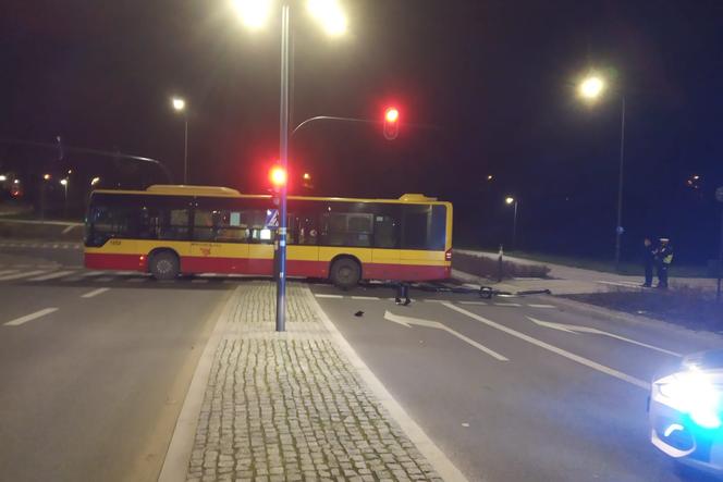 Autobus MPK Łódź BEZ KIEROWCY wjechał na PRZEJŚCIE DLA PIESZYCH! Pojazd STOCZYŁ SIĘ z krańcówki [ZDJĘCIA]