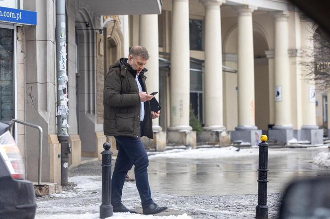 Adrian Zandberg na pasach z nosem w telefonie