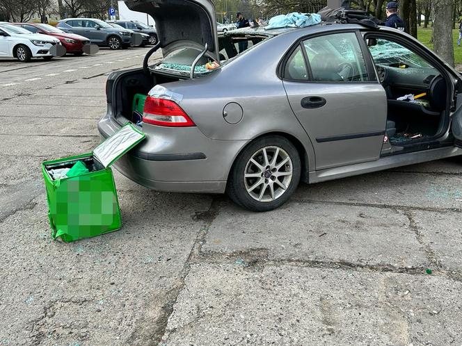 Poranna awantura na Mokotowie. W aucie znaleziono broń i nóż. Zatrzymano dwie osoby
