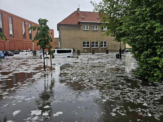 Nawałnica nad Gnieznem. Miasto zalały strumienie wody po ulewie i gradobiciu [ZDJĘCIA].