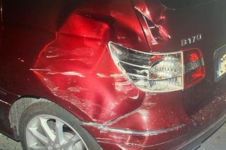 Mistrzyni parkowania z Gniezna zaskoczyła wszystkich. Wjechała na auto stojące obok [ZDJĘCIA]