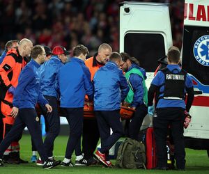 Rafał Mikulec w spotkaniu z Miedzią Legnica nabawił się bardzo groźnie wyglądającej kontuzji. Zawodnik długo opatrywany był na murawie, skąd zabrała do karetka