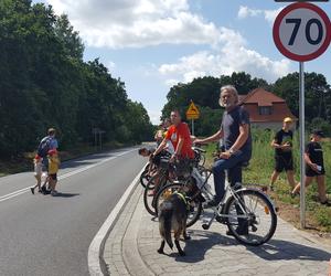 W Henrykowie koło Leszna kibice czekają na kolarzy 80. Tour de Pologne 