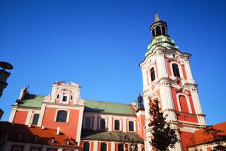 Błękitne niebo nad różowym Placem Kolegiackim [ZDJĘCIE DNIA]