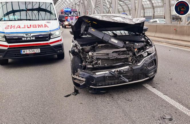 Gigantyczne utrudnienia na S8. Zderzenie busa z samochodem osobowym. Kierujący citroena wydmuchał 2 promile